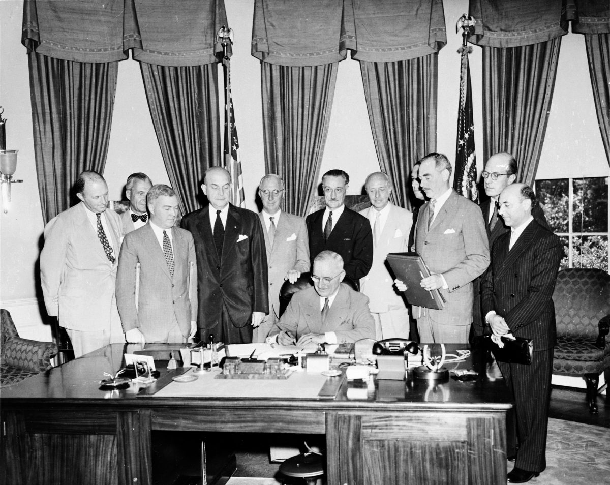 Truman_signing_North_Atlantic_Treaty1 Berita Organisasi di Amerika